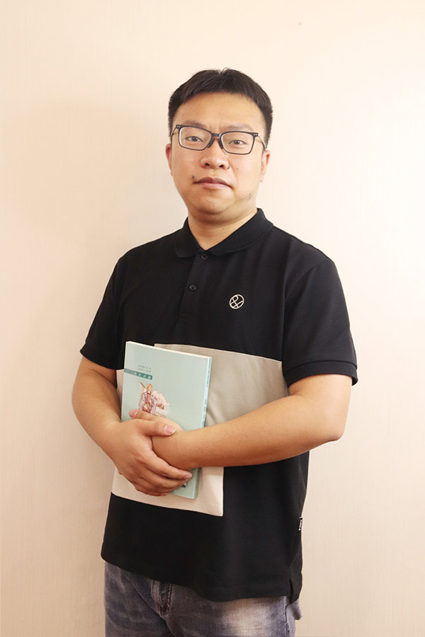 新城杨斌 本科学历，毕业于西安航空学院