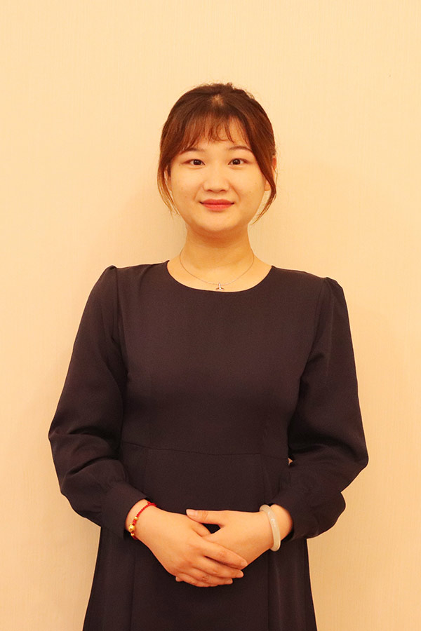 新城文哲 本科学历，优秀班主任